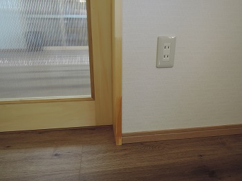内部廊下の身体に合わせたコンセントの高さ：バリアフリー対策：注文住宅の設計｜大阪の建築家・設計事務所