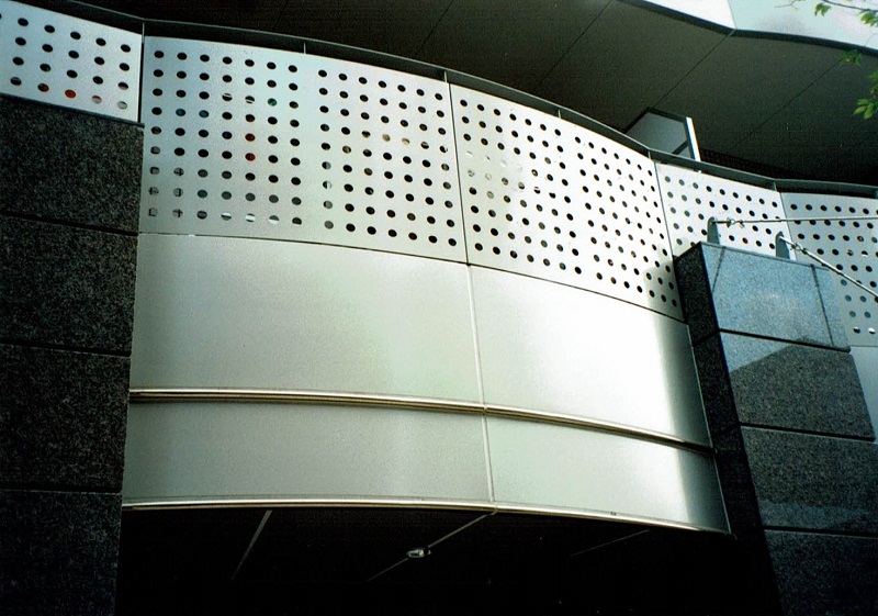 バルコニー外壁：アルミパンチング板：デザイナーズワンルームマンション｜大阪の設計事務所・建築家：注文住宅の設計