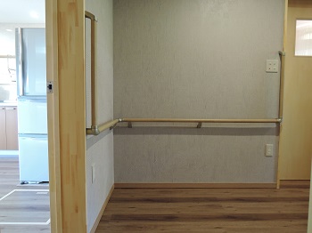 よく行き来する廊下の手すり：バリアフリー対策：注文住宅の設計｜大阪の建築家・設計事務所