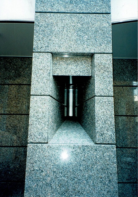 エントランス柱の間接照明組み込み：デザイナーズワンルームマンション｜大阪の設計事務所・建築家：注文住宅の設計