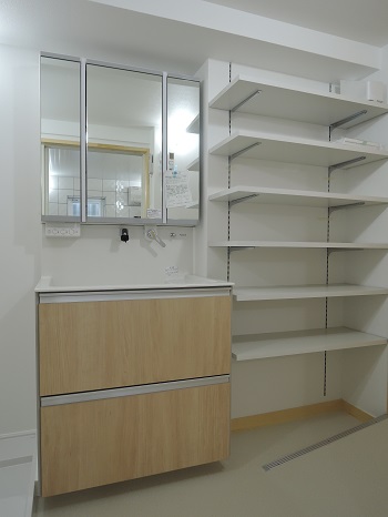 年齢を重ねるごとに使い易い位置に棚を移動できる配慮 ：注文住宅の設計｜大阪の建築家・設計事務所