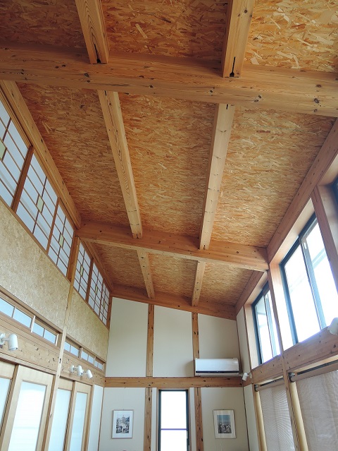 中庭のある自然素材住宅：天井の高いリビング|ＳＥ構法・耐震住宅