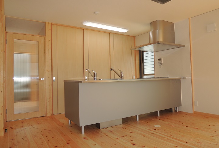 床にヒノキの自然素材を使った住宅：主婦の使いやすい広々としたキッチン
