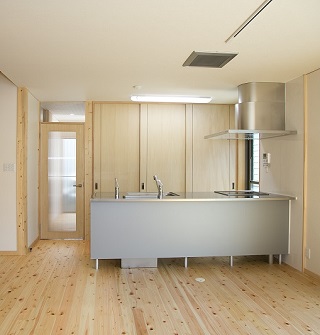 ステンレス製の洗練された美しさと機能性を備えたキッチン｜注文住宅設計：大阪の建築家・設計事務所