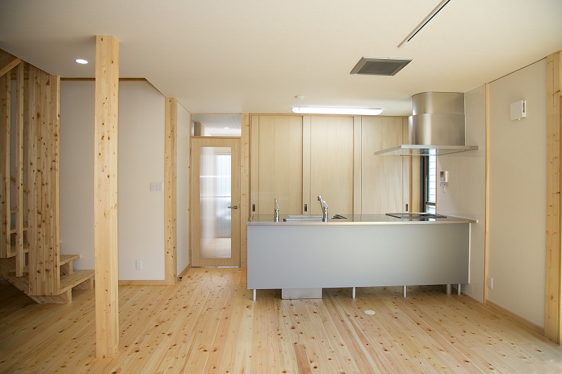 家族に優しい自然素材：無垢材の住宅設計：注文住宅の設計｜大阪