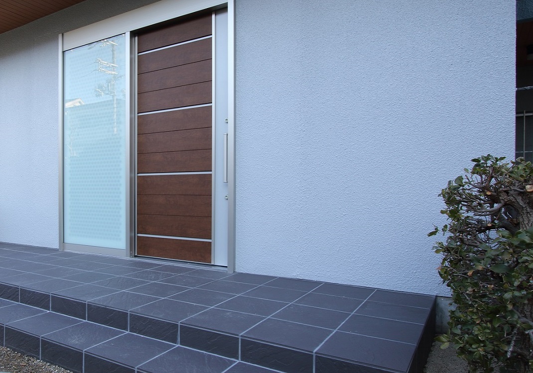 応接室のサッシを玄関にリフォーム：注文住宅の設計｜大阪の建築家・設計事務所