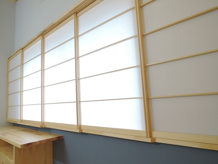バリアフリー対策で外光を優しく導入する乳白色の障子：注文住宅の設計｜大阪の建築家・設計事務所