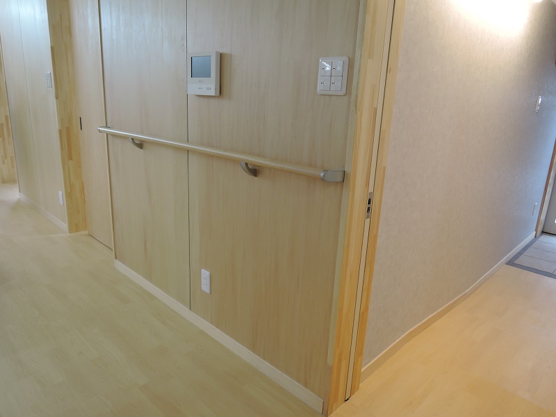居室からトイレ・浴室・玄関に繋がる通路には手すりを：注文住宅の設計｜大阪の建築家・設計事務所