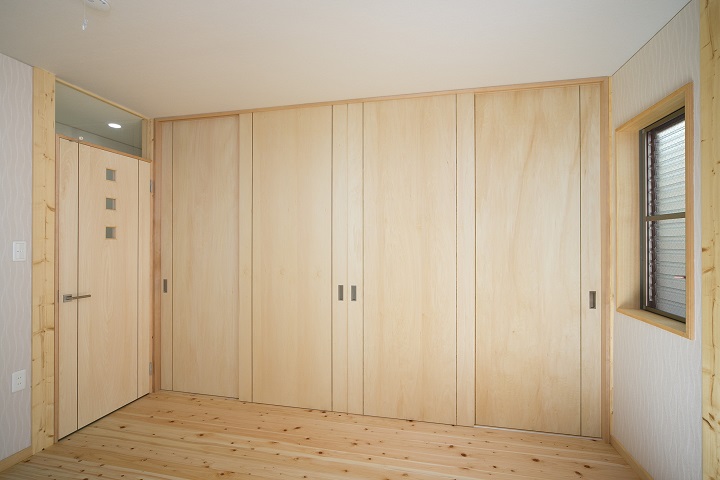 寝室にある建具４枚引き戸の大型押し入れ｜大阪の設計事務所・建築家：注文住宅設計