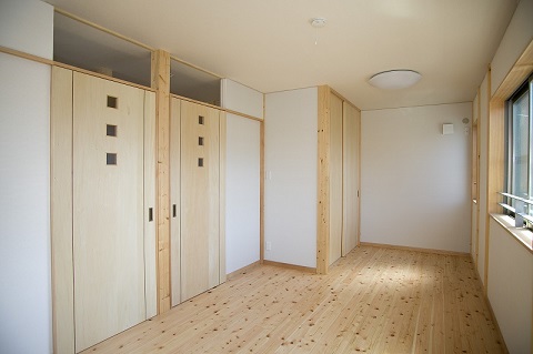 自然素材：ヒノキ材の香りが漂う子供部屋：注文住宅の設計｜大阪