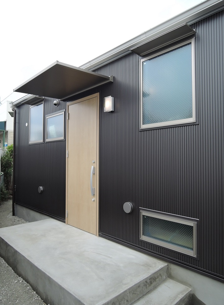 外観：シンプルモダンな玄関：狭小住宅｜大阪の設計事務所・建築家が創る注文住宅設計