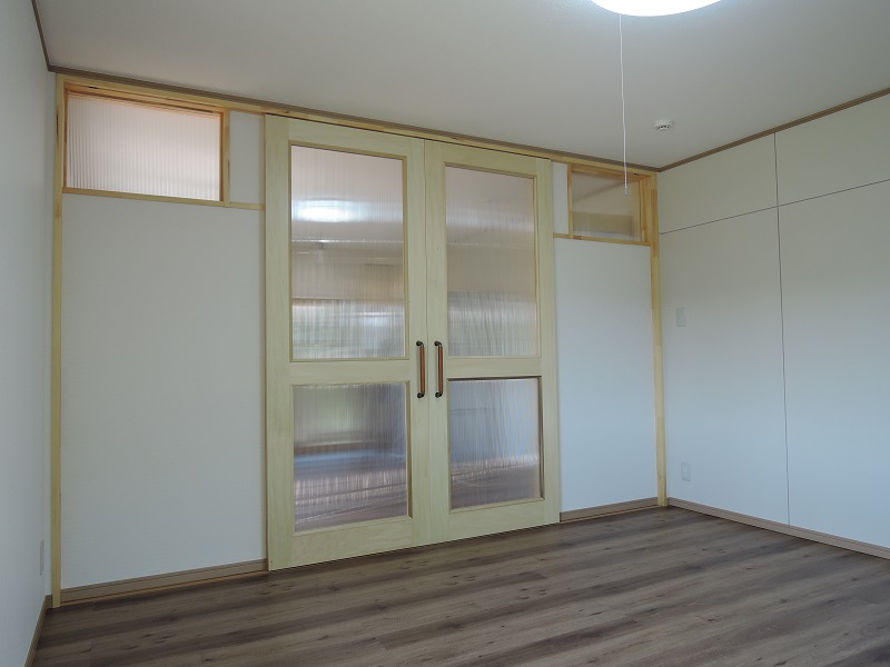 リフォーム後の外光を取り込んで明るくなった寝室：注文住宅の設計｜大阪の建築家・設計事務所