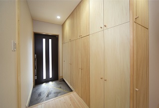 大きな玄関収納がある住宅｜大阪の建築家・設計事務所が創る注文住宅設計