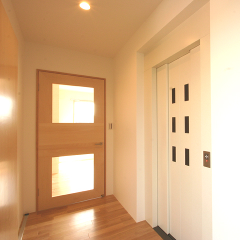 ２階の親世帯のアクセスはバリアフリーに配慮してホームエレベーターを設置_二世帯住宅の設計