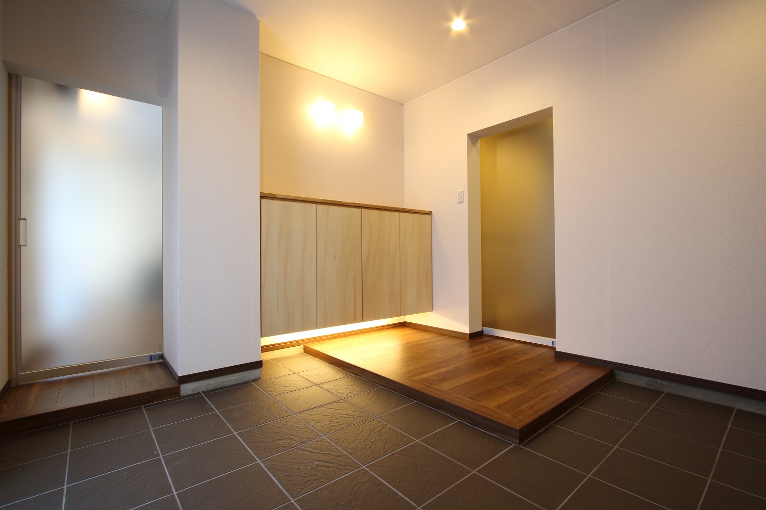 玄関の上がり降りの高さを低くするため：上がりかまちの高さ＝６㎝：注文住宅の設計｜大阪の建築家・設計事務所