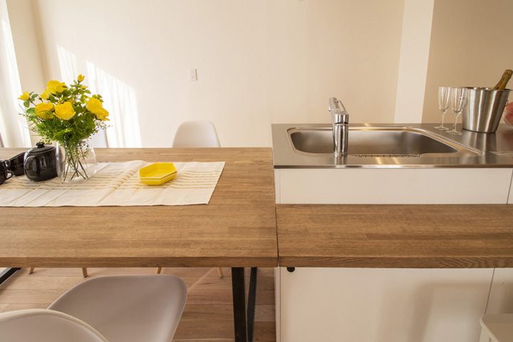 キッチン・リメイク：天板素材を合わせるとダイニングテーブルと一体感｜マンションリフォーム・リノベーション｜無二建築設計事務所