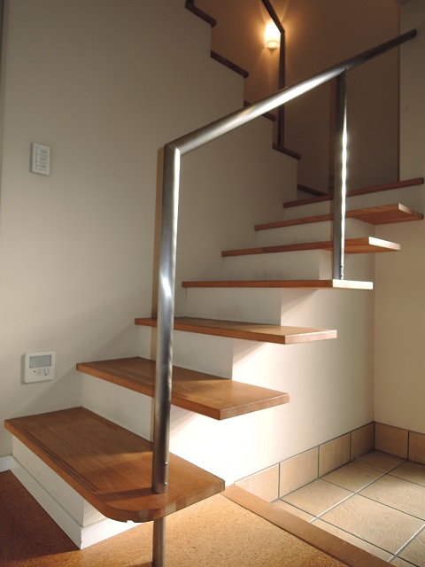 バリアフリー住宅の階段：注文住宅の設計｜大阪の建築家・設計事務所