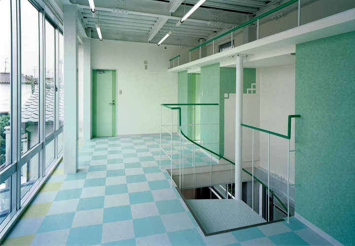 らせん階段で省スペースと空間にアクセントをつけたリビング｜大阪の建築家・設計事務所：注文住宅の設計