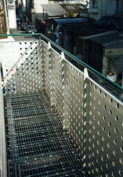 バルコニーの床は、グレーチングで空間の広がり・工事の簡略化を。
