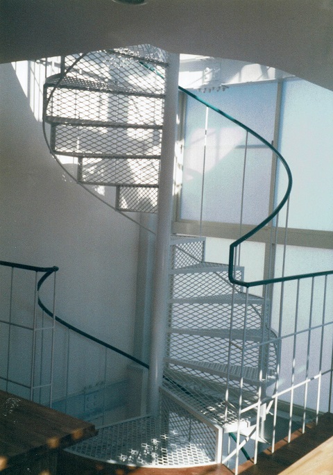 開放感のあるらせん階段：踏板をエキスパンドメタル｜大阪の設計事務所・建築家：注文住宅の設計