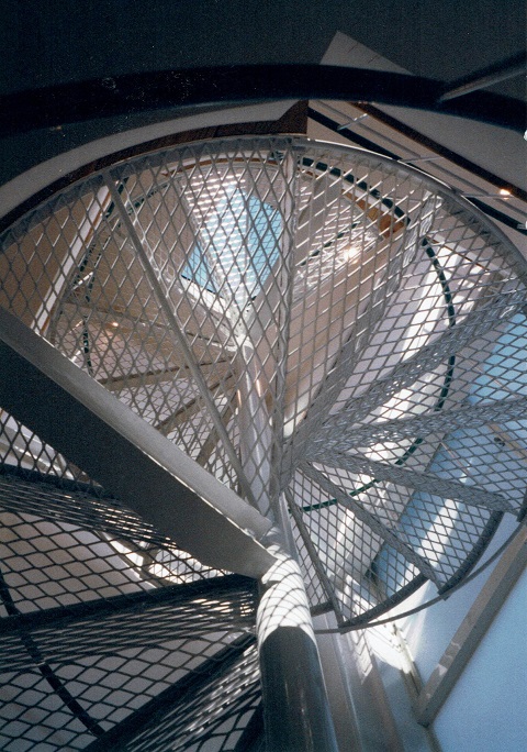 網目状のらせん階段を１階から見上げる｜大阪の設計事務所・建築家：注文住宅の設計