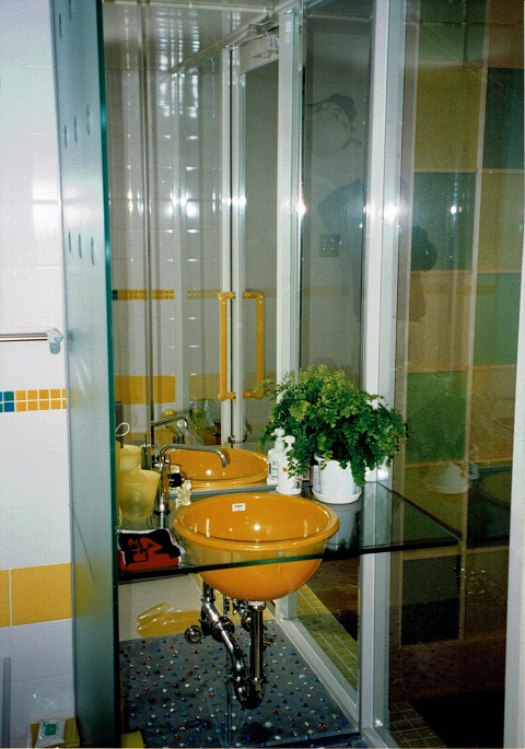 強化ガラスの洗面台にポップカラーのボウル｜大阪の設計事務所・建築家：注文住宅の設計