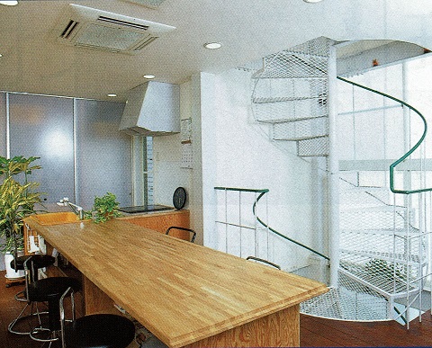 広く魅せる工夫を凝らす狭小住宅：注文住宅の設計｜大阪