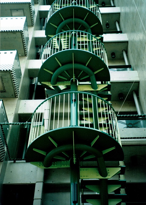 塗装で塗り分けボリューム感を表現した外部階段のデザイン：注文住宅の設計｜大阪