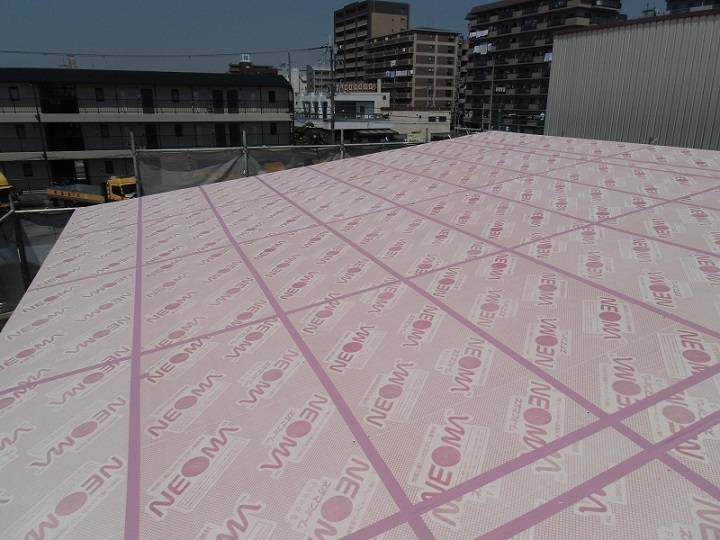屋根合板の上に、高気密高断熱パネルを張る｜大阪の設計事務所・建築家：注文住宅の設計