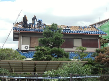既存の2階屋根を構成する瓦・下地材を撤去