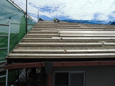 屋根鋼板を張る前の下地材を施工