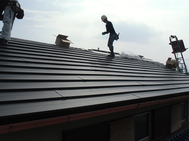 屋根荷重の軽量化を図った金属鋼板段葺きを施工