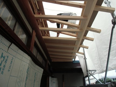 外部軒先の新設天井材の張り付け