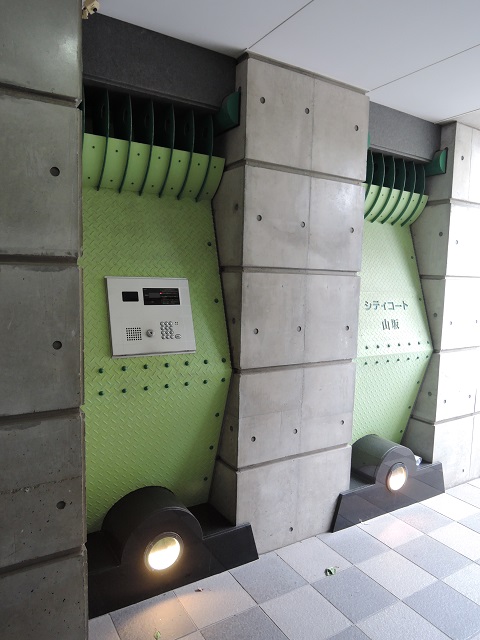 エントランスホールよりアプローチの照明機器を組み込んだオリジナルオブジェを観る：注文住宅の設計｜大阪