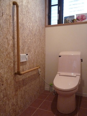 バリアフリーのトイレ：注文住宅の設計｜大阪の建築家・設計事務所