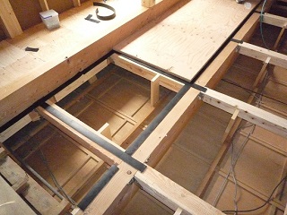 ２階床：防振ゴムの設置の上、合板を張る