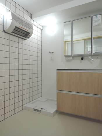 高齢者向けリフォーム：洗面脱衣室に暖房器具：注文住宅の設計｜大阪の建築家・設計事務所