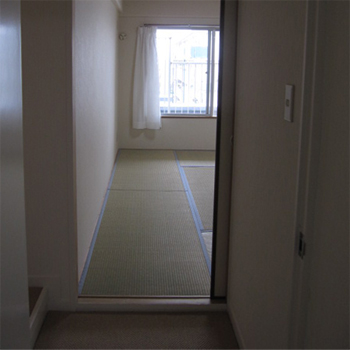 築35年のマンション｜廊下はカーペット、個室は畳（敷居で上がっています）