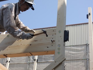 耐震住宅：取り付けた梁・金具にピンを打ち込む