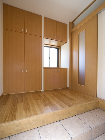 コート類、履物、カサ、小物が大量に収納できる物入れ｜大阪の建築家・設計事務所が創る注文住宅設計