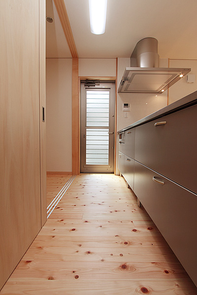 床にヒノキの自然素材を使った住宅：主婦の使いやすい広々としたキッチン