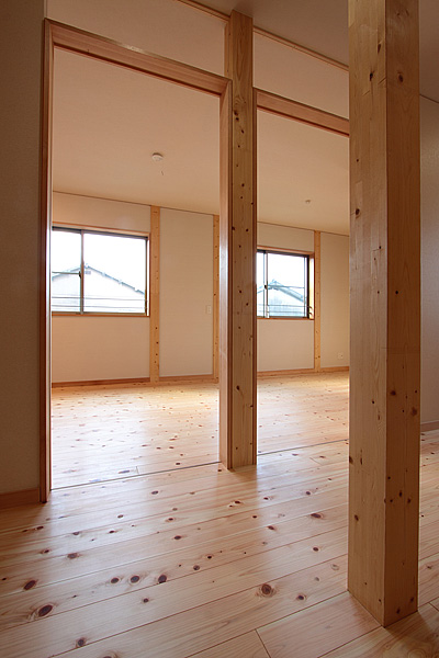自然素材が創る豊かな子供部屋：プレイルームの空間｜大阪の設計事務所・建築家：注文住宅設計