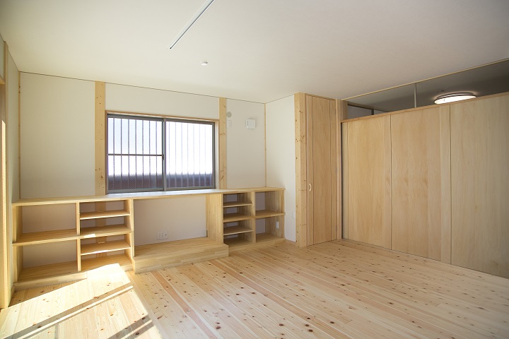 床にヒノキの自然素材を使った住宅：主婦の使いやすい広々としたキッチン｜大阪の設計事務所・建築家が創る注文住宅設計