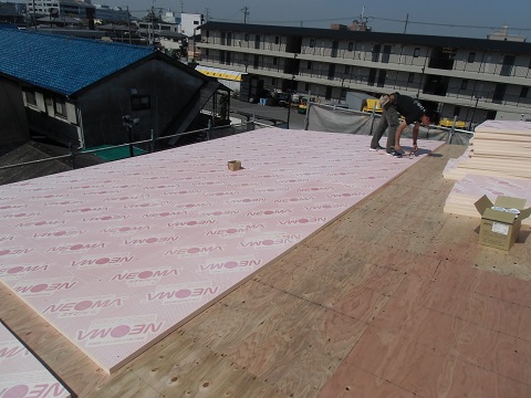 外張り断熱：屋根の施工