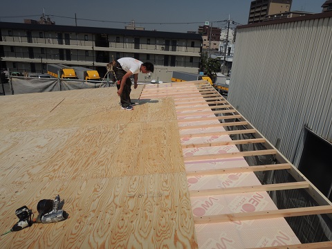 外張り断熱：屋根の施工｜大阪の設計事務所・建築家：注文住宅設計