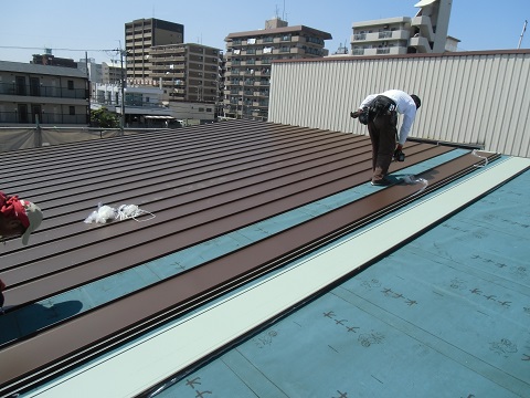 外張り断熱：屋根の施工｜大阪の設計事務所・建築家：注文住宅設計