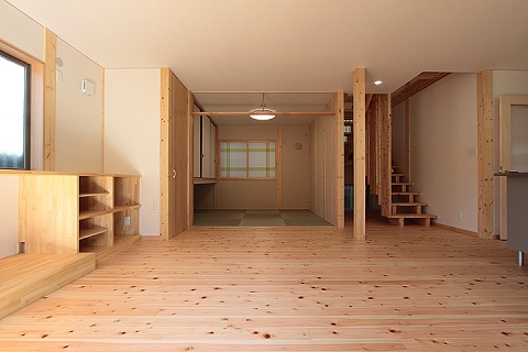良い木の香りが室内に漂い、素足でいても夏はさわやかで、冬でもほんのりと暖かい｜注文住宅設計：大阪の建築家・設計事務所