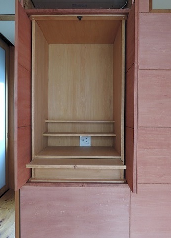 軸回しの建具を開ける：仏壇スペース：注文住宅の設計｜大阪の建築家・設計事務所