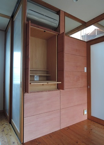 軸回しの建具を開ける：仏壇スペース｜大阪の設計事務所・建築家が創る注文住宅設計