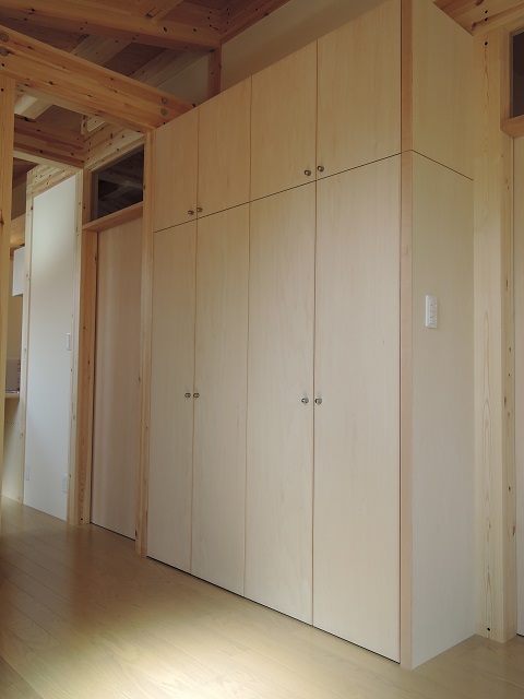 玄関前の造り付けの大型収納家具｜大阪の設計事務所・建築家が創る注文住宅設計